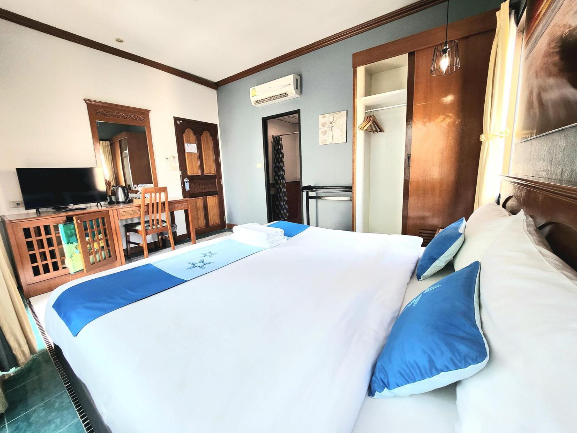 Sea Front Home Hotel - Patong Beach Exterior photo
