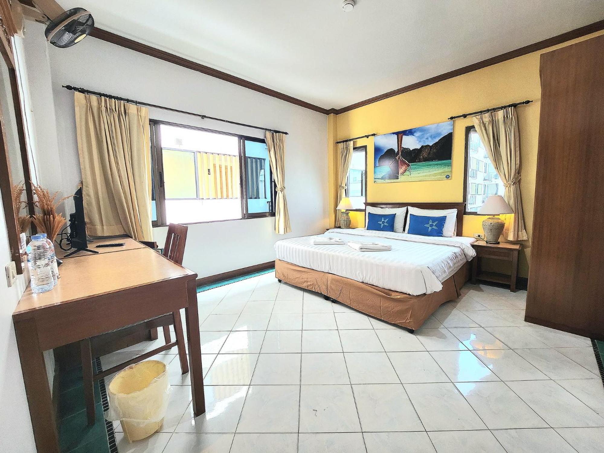 Sea Front Home Hotel - Patong Beach Exterior photo